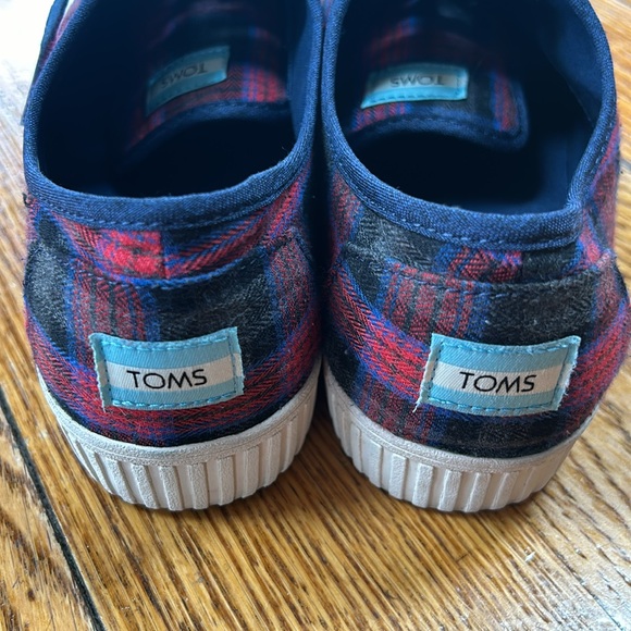 Toms brand red and blue plaid fabric sneakers. Women’s Size 9.  Great condition - Picture 3 of 11